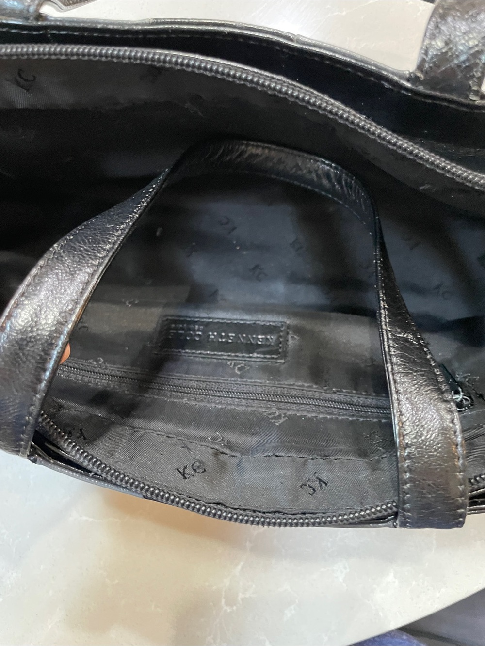 Vintage Kenneth Cole Classic Black Leather Shoulder Bag with Dual Straps - Picture 7 of 10